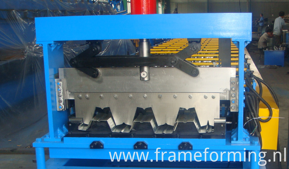 steel floor tile rolling machine